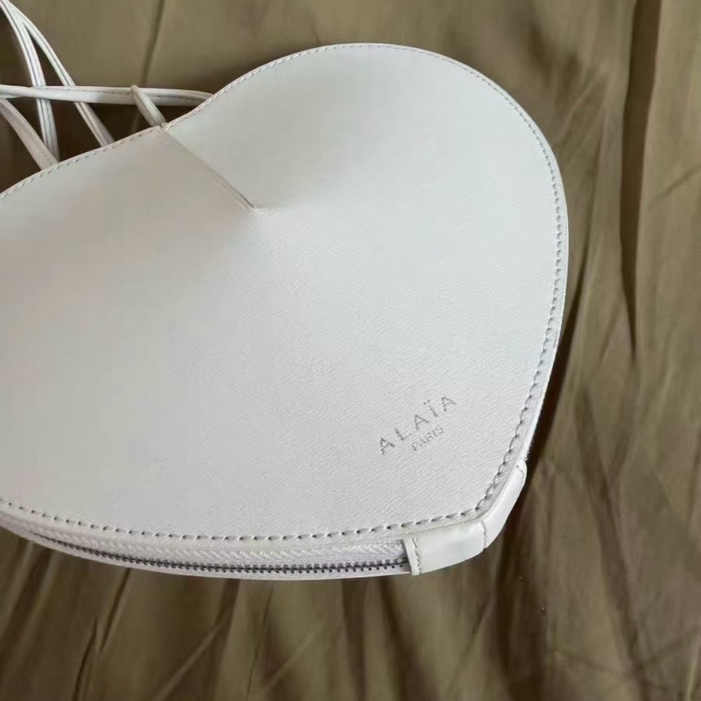 ALAIA white heart-shaped bag - Picture 3 of 4